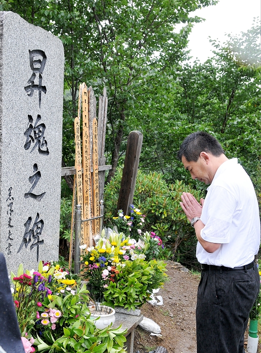 25 years since the Japan Airlines plane crash Osutaka no Ridge Memorial Climb August 12, 2010, Osutaka Ridge, Japan   Masaru Onishi, Japan Airlines president, offers his prayer at the memorial monument on the Osutaka Ridge, site of the JAL crash 25 years ago, on Thursday, August 12, 2010. The flight 123 with 524 passengers and crew aboard, crashed into the mountain, some 100 kilometers northwest of Tokyo, killing all but four in the world s worst single aircraft accident.  Photo by Keizo Mori AFLO   3620   mis 