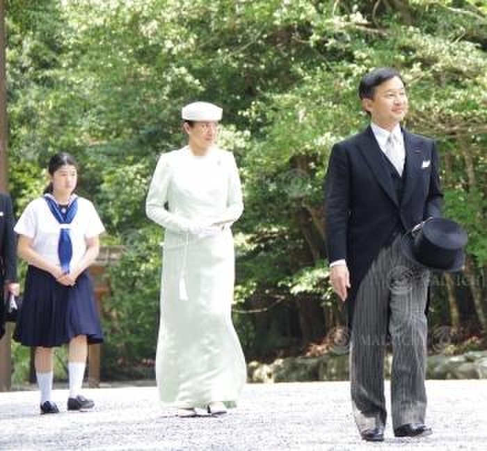 The Crown Prince and his family heading for the Main Hall of the Ise Jingu Shrine   Mie, Japan The Crown Prince and his family head to the Shoden  main hall  for a visit to the shrine, at the Inner Shrine of Ise Jingu, July 29, 2014 in the afternoon. Photo by Atsushi Arai at 0:23 p.m.