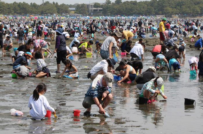 People enjoy clamming on the beach in Yokohama. April 21, 2019, Yokohama, Japan   Crowds of people dig clams on the beach of Sea Park in Yokohama, suburban Tokyo on Sunday, April 21, 2019. At the time of spring tide, tens of thousands people enjoyed clamming at the tidelands.        Photo by Yoshio Tsunoda AFLO 