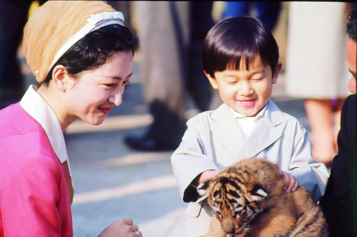 Michiko at the Ueno Zoo for the first time for Prince Hiromiya (Crown Prince). November 1963