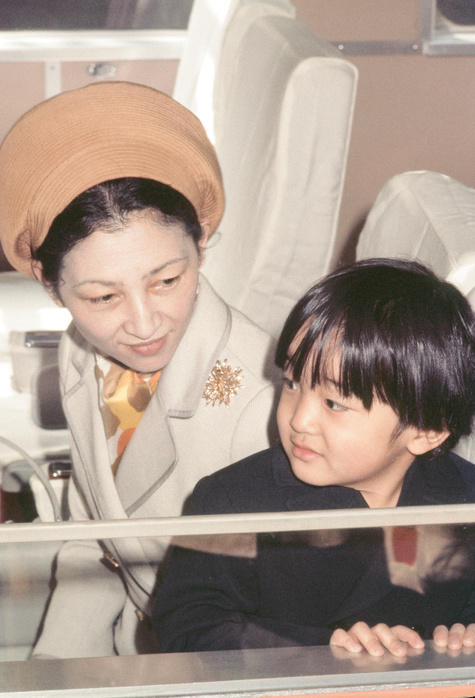 Michiko with Princess Reinomiya  March 1970  Michiko, just before entering kindergarten, went on a trip to Minami Boso with Princess Reinomiya  Prince Akishino . March 1970