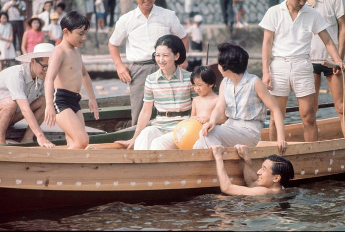 Princess Michiko swimming at Okuhamana Lake in Shizuoka, Japan. His Imperial Highness the Crown Prince (Εmperor Ηirohito) gives a lesson to His Imperial Highness Prince Hiromiya (Crown Prince) and His Imperial Highness Prince Reimiya (Prince Akishino). July 1970