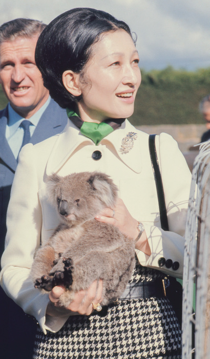 Michiko visits a koala at a farm in Australia, which she visited together with New Zealand. May 1973 (Showa 48)