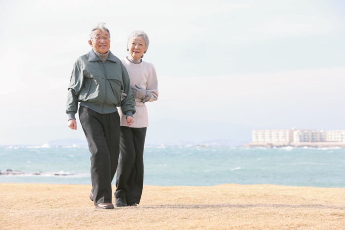 Emperor Akihito Michiko bathes in the strong sea breeze on the beach in Hayama-cho, Kanagawa Prefecture, where she is resting. February 2013