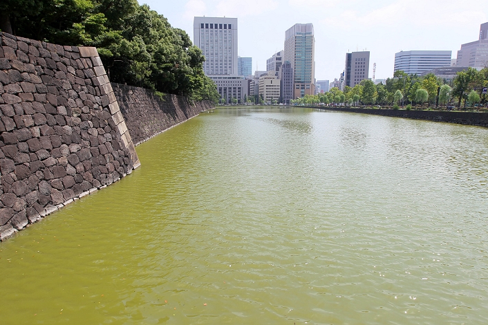 Water in the moat of the Imperial Palace discolored Turned brown due to intense heat and lack of rainfall September 6, 2010, Tokyo, Japan   The color of the water looks brown in the Imperial Palace moat in Tokyo on Monday, September 6, 2010. The heat wave that has baked the nation s capital incessantly in the last two months and lack of rains turned otherwise green water to yellowish brown in the moats that surround the palace.  Photo by AFLO   1090   mis 