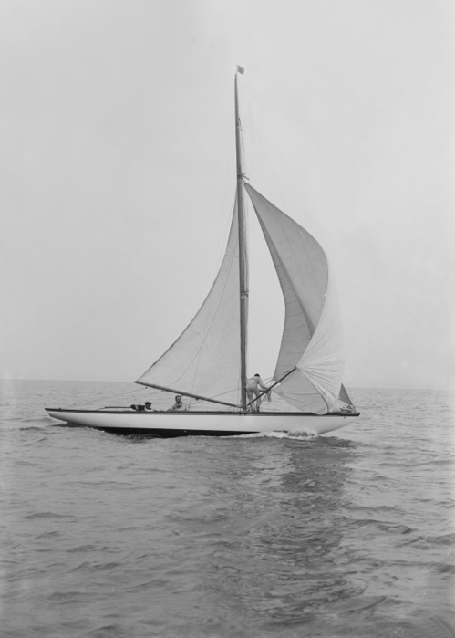 The 6 Metre  Vanda  sailing with spinnaker, 1914. Creator: Kirk  amp  Sons of Cowes. The 6 Metre  Vanda  sailing with spinnaker, 1914.