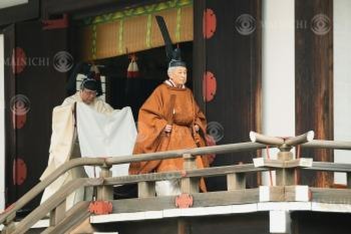 His Majesty the Emperor after the  Ceremony of the Wise Place on the Day of Retiring from the Throne. Emperor Akihito completes the  Grand Imperial Ceremony of the Wise Place on the Day of Retiring from the Throne,  at 10:11 a.m., April 30, 2019, in the Wise Place at the Imperial Palace.