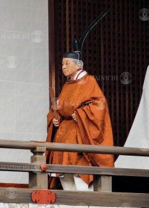 His Majesty the Emperor attends the  Ritual of the Wise Office on the Day of Retiring from the Throne,  dressed in an ancient costume called  kojazome gob   yellow robe . The Emperor of Japan attends the  Grand Ceremony of the Wise Office on the Day of Retiring from the Throne,  dressed in the ancient costume  kojazome gob ,  at 10:03 a.m., April 30, 2019, in the Wise Office of the Imperial Palace.