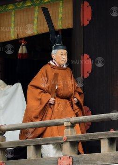 Emperor Akihito leaves the Wensho after the  Ritual of the Grand Entrance to the Wise Office on the Day of Retiring from the Throne,  dressed in a  koizome gob   waxed robe . Emperor Akihito leaves the Imperial Palace at 10:03 a.m. on April 30, 2019, after the  Ritual of the Grand Entrance to the Wise Office on the Day of Retiring from the Throne,  dressed in a kohzome gob   sumac robe .