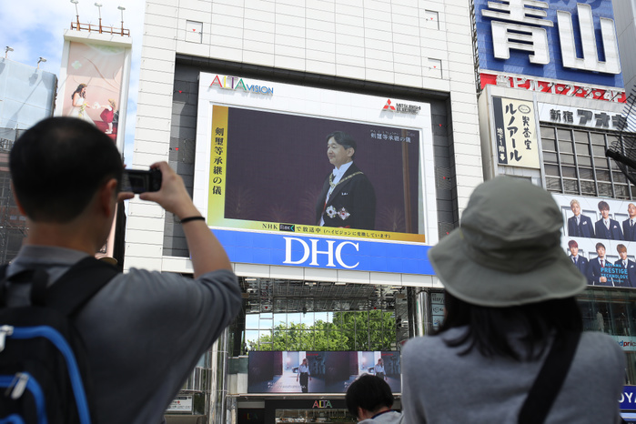 Emperor Naruhito ascends throne People watch a large screen showing Japan s new Emperor Naruhito attends the enthronement ceremony  Imperial regalia inheritance  in Tokyo, Japan on May 1, 2019, the first day of the Reiwa Era.  Photo by YUTAKA AFLO 
