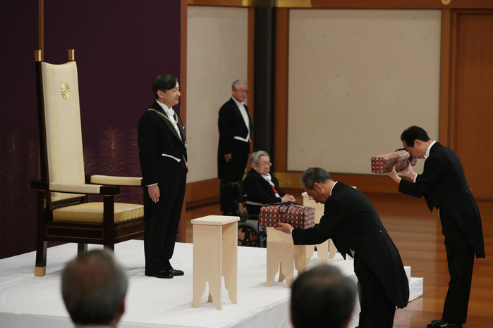 A chamberlain places the sword and imperial regalia in front of His Majesty the Emperor during the  Sword and Seal Succession Ceremony. A chamberlain places a sword and imperial regalia in front of the new emperor during the  Sword and Seal Transfer Ceremony  at the Pine Room of the Imperial Palace, May 1, 2019  10:32 a.m.   photo by Masahiro Ogawa.