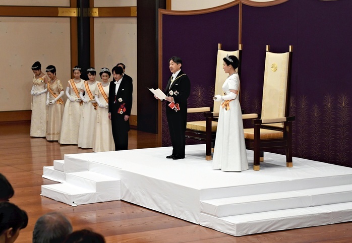 Emperor Hirohito delivers the Emperor s speech at the Opening Ceremony of the Accession to the Throne. Emperor Akihito and Empress Akishino deliver their words at the  Post accession Asami Ceremony. In attendance were Prince and Princess Akishino, their eldest daughter Mako, their second daughter Kako, Princess Hisako Takamado, and their eldest daughter Shoko. At the Imperial Palace and Palace of the Imperial Family   representative photo, taken May 1, 2019, published in the same day s special evening edition,  The Accession Ceremony: Fine, Men in Enbi Clothing, Women in Tiaras .