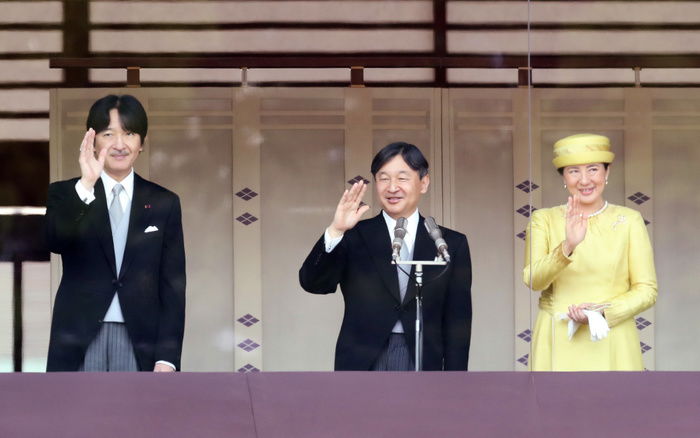 Japan s new Emperor Naruhito delivers a speech at the Imperial Palace as he ascended the throne. May 4, 2019, Tokyo, Japan   Japanese Emperor Naruhito  C , accompanied by Empress Masako  R  and his younger brother Prince Akishino  L  waves his hand to wellwishers gathered for the celebration of enthronement of the new Emperor Naruhito at the Imperial Palace in Tokyo on Saturday, May 4, 2019. Former Emperor Akihito abdicated on April 30 and Crown Prince Naruhito ascended the throne on May 1.     Photo by Yoshio Tsunoda AFLO 