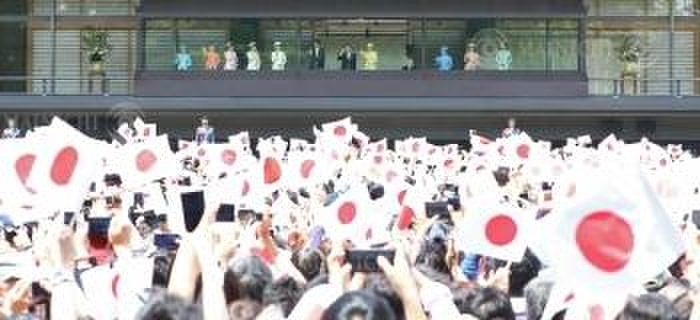General visit to celebrate the accession of the new emperor to the throne Their Majesties the Emperor and Empress and members of the Imperial Family wave to the public during a general visit to the Imperial Palace, 1 a.m., May 4, 2019. 1:03 a.m. Photo by Junichi Sasaki