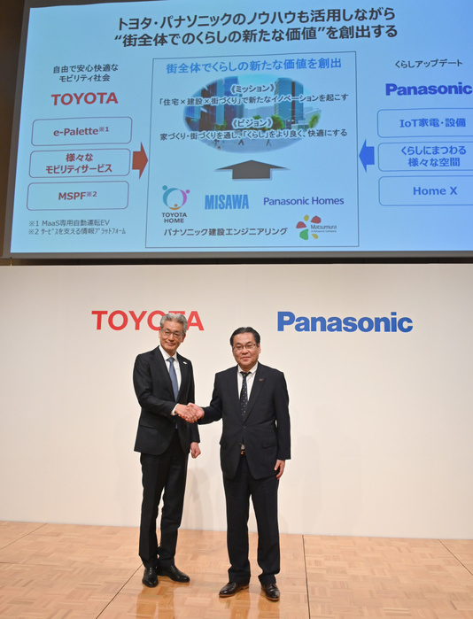 Toyota and Panasonic Establish Joint Venture in Urban Development Business May 9, 2019, Tokyo, Japan   Toyota Operating Officer Masayoshi Shirayanagi, left, and Makoto Kitano, senior managing executive officer of Japan  s Panasonic, shake hands during a news conference in Tokyo on Thursday, May 9, 2019, announcing the establishment of a joint company to Toyota and Panasonic will set up a new company early next year to focus on technology that could be used in homes and urban development. Toyota and Panasonic will set up a new company early next year to focus on technology that could be used to offer personalized services in the home.  Photo by Natsuki Sakai AFLO  AYF  mis 