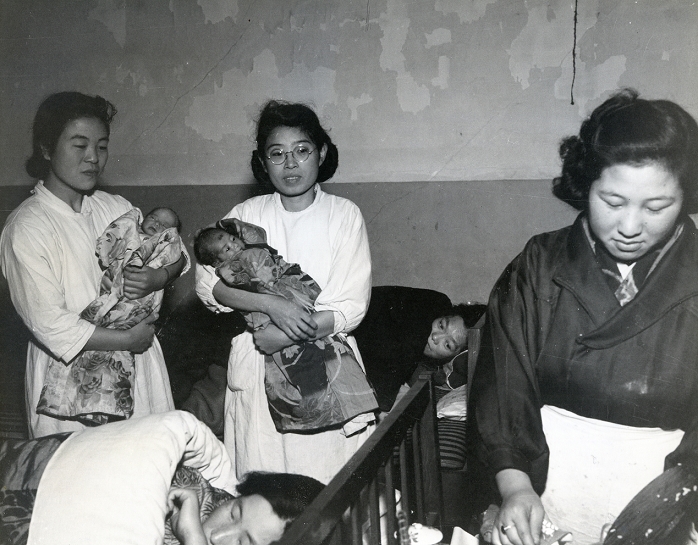 The First Baby Boom  December 5, 1947  December 5, 1947, Tokyo, Japan   Nurses held children at The University of Tokyo Hospital in December 5, 1947, Tokyo, Japan. 1947   1949 which just after end of WWII. This generation called  Dankainosedai .  Photo by Kingendai Photo Library AFLO  Maternity ward at The University of Tokyo Hospital in December 5, 1947, Tokyo, Japan.