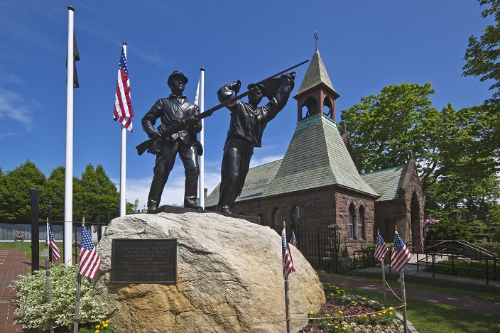United States of America The Soldier and Sailor Memorial to the fallen of the American Civil War  1861 65  with the parish hall of St. Michael s Episcopal Church beyond, on Hope Street, Bristol, Rhode Island, New England, United States of America, North America