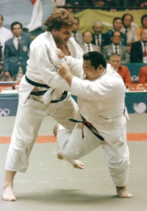 1988 Seoul Olympics Judo Men s 95kg  Final Hitoshi Saito attacks the tall Stoll  East Germany  with an Ouchi gari in the final of the judo over 95 kg class. He won the gold medal in Seoul on October 1, 1998, by Hiroshi Kusakawa.