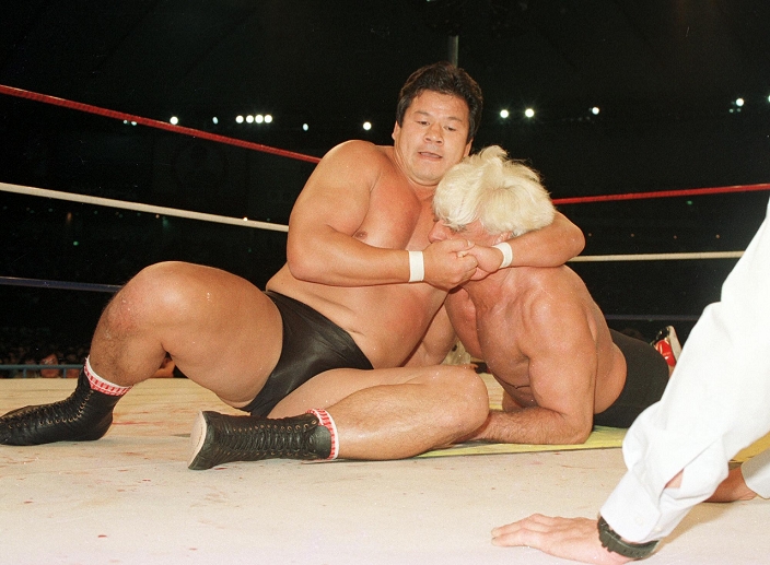 New Japan 3.21 Tokyo Dome Tournament IWGP Heavyweight Title Match Tatsumi Fujinami, MARCH 21, 1991   Pro Wrestling : Tatsumi Fujinami puts Ric Flair  right  in a headlock for the New Japan IWGP Heavyweight Title, March 21, 1991  date 19910321  place . Tokyo Dome