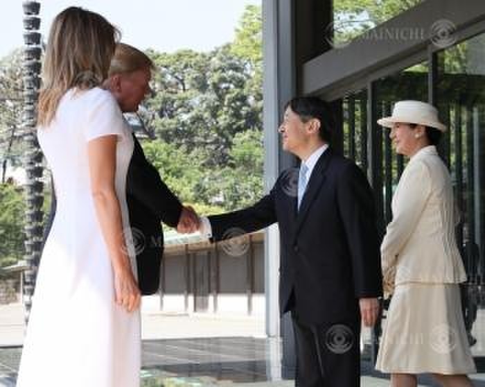 Their Majesties the Emperor and Empress greet U.S. President Trump and his wife Their Majesties the Emperor and Empress greet U.S. President Donald Trump and his wife at the south car port of the Imperial Palace, May 27, 2019  Photo by Junichi Sasaki 