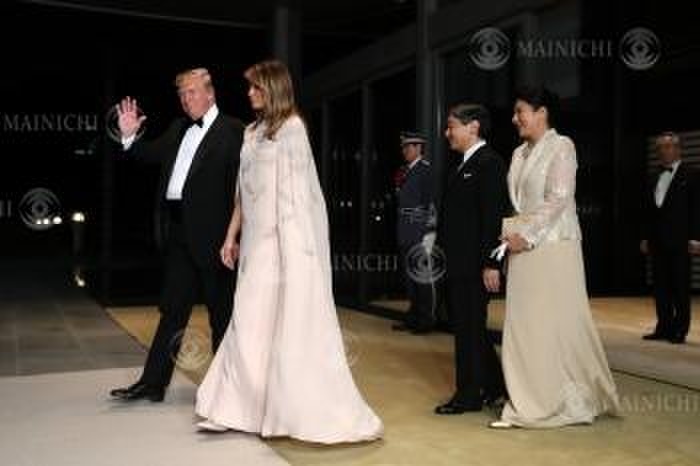Their Majesties the Emperor and Empress seeing off U.S. President Trump and his wife after the Palace Dinner. Their Majesties the Emperor and Empress see off U.S. President Donald Trump and his wife after the Imperial banquet at the south car port of the Imperial Palace, May 27, 2019.