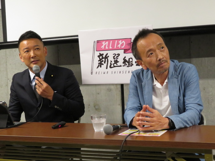 Toru Hasuiike announces his candidacy for the House of Councillors from the  Reiwa Shinsei Gumi . Toru Hasuiike  right  was announced as a prospective official candidate for the Reiwa Shinsengumi, represented by Upper House Representative Taro Yamamoto  left , in Shinjuku, Tokyo, May 31, 2019  photo location .