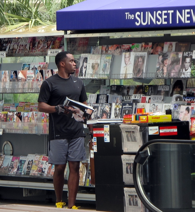 Sean 'P. Diddy' Combs, Oct 22, 2010 : Sean P. Diddy Combs buying several International Fashion and Men Magazines after a work out at the Gym with his bodyguard. Sunset Plaza. West Hollywood, CA, USA. Friday, October 22, 2010.