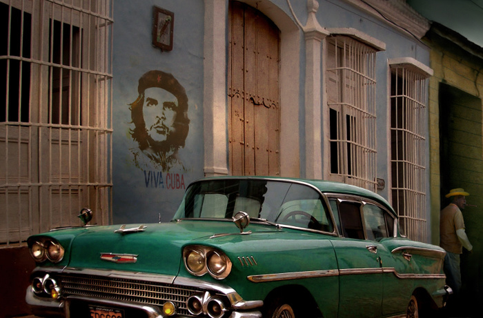 Vintage car in street, Trinidad, Sancti Spritus Province, Cuba Vintage car and graffiti of Che Guevara in street, Trinidad,   Sancti  Spritus  Province, Cuba, Photo by Per Andre Hoffmann