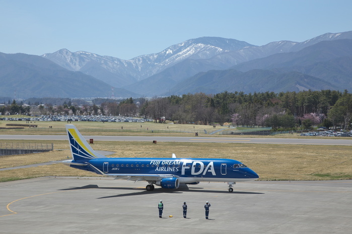 Matsumoto Airport Embraer ERJ 175 Mechanic departure send off