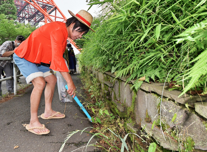 Cosplayers collaborate with  Umigomi Zero Project  in Tokyo Chairman of the Nippon Foundation, Sasakawa Yohei and Cosplayers clean up around the Tokyo Tower for  Umigomi Zero Project  in Japan on June 2019.  Umigomi Zero Project  is a part of address the serious problem of plastic ocean debris.  Photo by AFLO 