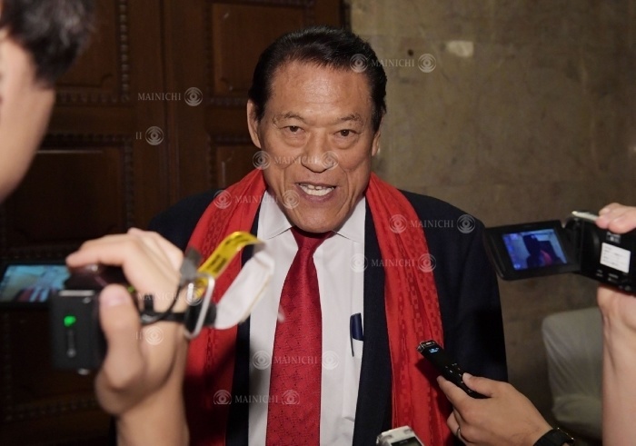 Parliament Antonio Inoki hanging out Rep. Antonio Inoki answers reporters  questions about the Upper House election, his visit to North Korea, and other issues in the Diet, June 7, 2019, at 0:30 p.m. Photo by Masahiro Kawada.