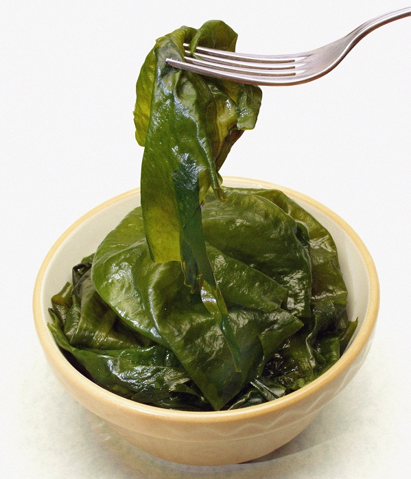 Edible seaweed. This is green laver (Ulva sp.), also known as sea lettuce or aonori. It may be eaten in soups or salads, or used in making sushi.