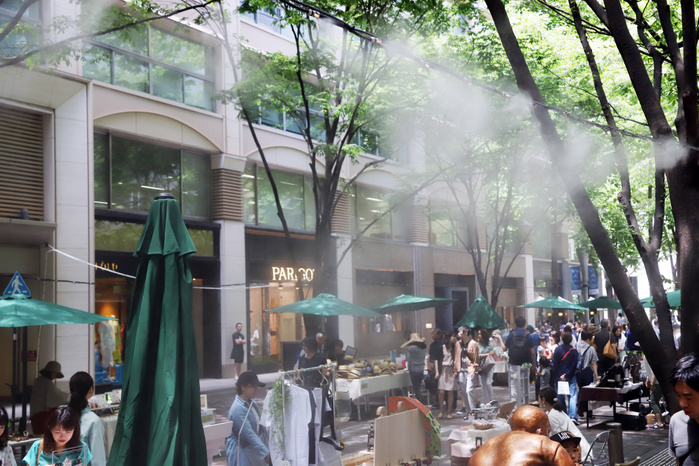 People sttoll under mist water sprayers to cool down June 16, 2019, Tokyo, Japan   People stroll under water mist sprayers to cool down at the Nakadori street of Marunouchi business and shopping district in Tokyo on Sunday, June 16, 2019, as the mist cooling system was installed on June 13. Temperature climbed over 30 degree Celsius in Tokyo Metropolitan area.    Photo by Yoshio Tsunoda AFLO 