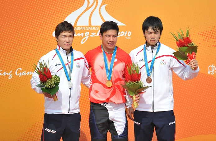 2010 Guangzhou Asian Games Cycling Men s BMX Award Ceremony Akifumi Sakamoto  JPN , Steven Wong  HKG , Masahiro Sampei  JPN , NOVEMBER 19, 2010   Cycling : Akifumi Sakamoto of Japan poses with the silver medal and Steven Wong of Hong Kong China poses with the gold medal, Masahiro Sampei of Japan poses with the bronze medal during the 2010 Guangzhou Asian Games, Men s BMX Medal Ceremony at Guangzhou Velodrome, Guangzhou, China.  Photo by AFLO SPORT   1035 .