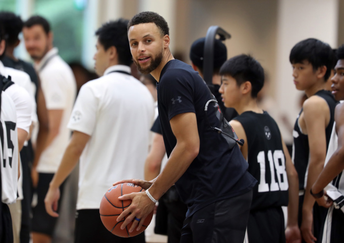 Stefan Curry of Golden State Warriors gives advise for yourth players at a basketball clinic. June 23, 2019, Tokyo, Japan   NBA star Stefan Curry of Golden State Warriors gives an advise to high school players at his basketball clinic in Tokyo on Sunday, June 23, 2019. Stefan Curry, a global brand ambassador of Japanese e commerce giant Rakten attended a two day basketball camp  Underrated Tour  for youth players.    Photo by Yoshio Tsunoda AFLO 