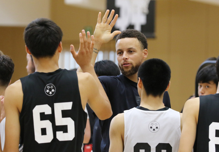 Stefan Curry of Golden State Warriors gives advise for yourth players at a basketball clinic. June 23, 2019, Tokyo, Japan   NBA star Stefan Curry of Golden State Warriors exchanges high fives with high school players after his basketball clinic in Tokyo on Sunday, June 23, 2019. Stefan Curry, a global brand ambassador of Japanese e commerce giant Rakten attended a two day basketball camp  Underrated Tour  for youth players.    Photo by Yoshio Tsunoda AFLO 