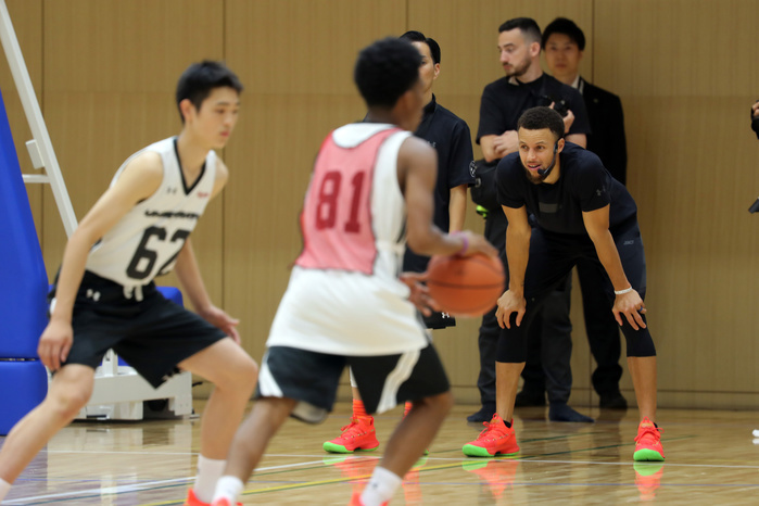 Stefan Curry of Golden State Warriors gives advise for yourth players at a basketball clinic. June 23, 2019, Tokyo, Japan   NBA star Stefan Curry of Golden State Warriors gives an advise to high school players at his basketball clinic in Tokyo on Sunday, June 23, 2019. Stefan Curry, a global brand ambassador of Japanese e commerce giant Rakten attended a two day basketball camp  Underrated Tour  for youth players.    Photo by Yoshio Tsunoda AFLO 