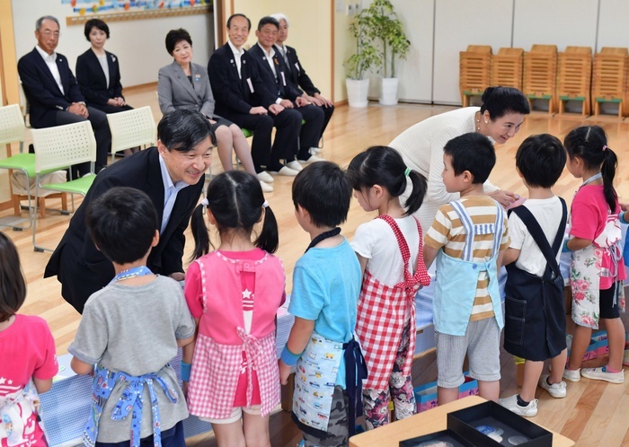 Their Majesties the Emperor and Empress visit Azabu Nursery School in Minato Ward and interact with the children. Their Majesties the Emperor and Empress visit Azabu Nursery School in Minato Ward, Tokyo, and interact with the children, June 21, 2019.