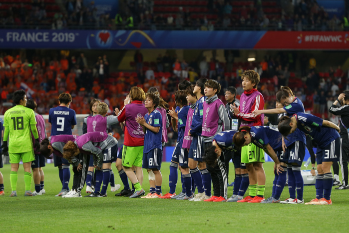 FIFA Women s World Cup France 2019 Japan women s national team group  JPN , JUN 25, 2019   Football   Soccer : Japan women s national team players salute fans after the FIFA Women s World Cup France 2019 Round of 16 match between Netherlands and Japan at Roazhon Park in Rennes, France.  Photo by AFLO 