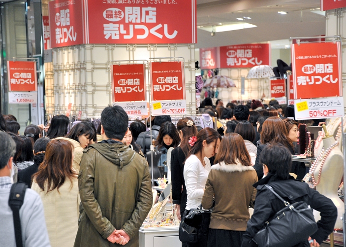 Seibu Countdown Yurakucho Store Closing Sale December 4, 2010, Tokyo, Japan   Shoppers crowd the floor of the Seibu department store at Tokyo s Yurakucho as its final count down sales Seven   I Holdings Co., Seibu s parent company, plans to close the Yurakucho store on December 25 due to sluggish sales. The emporium, opened in 1984 and boasts 15,700 sq. meters of floor space in the Ginza shopping district, has also suffered falling sales.  Photo by Natsuki Sakai AFLO   3615   mis 