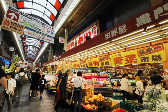 Foreign tourists stroll the Kuromon Ichiba market to enjoy fresh foods in Osaka June 30, 2019, Osaka, Japan   People stroll through the Kuromon Ichiba market to enjoy shopping and dishes in Osaka, western Japan on Sunday, Jun 30, 2019. The 580 meter long shopping street with 170 shops, called Osaka s kitchen has recently becomes famous spot for foreign tourists to buy fresh foods and enjoy ready to eat foods.    Photo by Yoshio Tsunoda AFLO 
