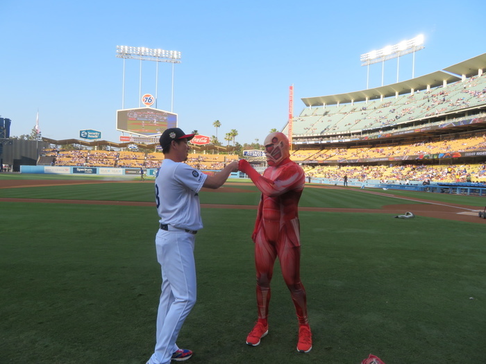 2019 MLB  The Progressive Giant  Giant kun throws out the first pitch Dodgers Kenta Maeda  left  and Giant kun, the official advertising character for the TV anime  Shinkage no Kyojin   The Giants of Progress , exchange a goofy kiss on July 5, 2019  photo date 20190705  photo location Dodger Stadium.