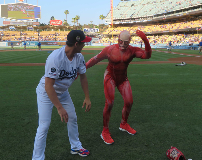 2019 MLB  The Progressive Giant  Giant kun throws out the first pitch Kenta Maeda  left  of the Dodgers learns Maeken gymnastics from Kenta Maeda  right , the official advertising character for the animated television series  Shinkage no Kyojin,  at Dodger Stadium, July 5, 2019  photo date 20190705  photo location Dodger Stadium.
