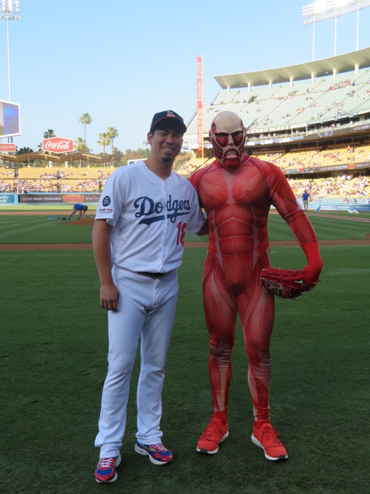 2019 MLB  The Progressive Giant  Giant kun throws out the first pitch Dodgers Kenta Maeda  left  and Kyojin kun, the official advertising character for the TV anime  The Marching Giants,  pose for a commemorative photo on July 5, 2019  photo date 20190705  photo location Dodger Stadium