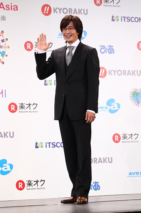     Bae Yong Joon, Dec 14, 2010 : Photocall for charity TV program  Message  to Asia  Hohoemi Project  at Tokyo Dome, Japan.  Photo by YUTAKA AFLO    1040 1040 