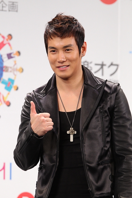     Hwani Hwan Hee FLY TO THE SKY , Dec 14, 2010 : Hwanhee, Photocall for DATV charity TV program  Message  to Asia  Hohoemi Project  at Tokyo Dome  Photo by YUTAKA AFLO   1040 .