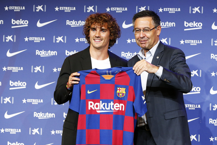 Griezmann s press conference on his move to Barcelona Antoine Griezmann, Josep Maria Bartomeu  Barcelona , JULY 14, 2019   Football   Soccer : FC Barcelona s new signing player Antoine Griezmann during his presentation at Camp Nou in Barcelona, Spain.  Photo by D.Nakashima AFLO 