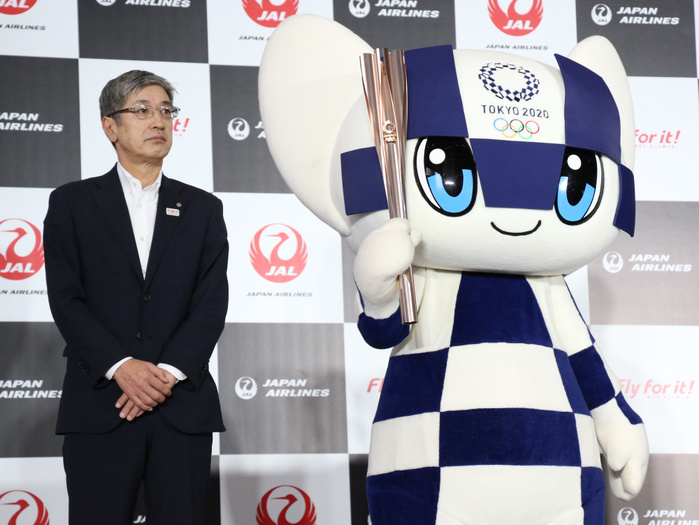 JAL displays the new uniforms for their staffs July 23, 2019, Tokyo, Japan   Japan Airlines  JAL  president Yuji Akasaka and Olympic mascot Miraitowa ith Olympic torch pose for photo at the JAL hangar of the Haneda airport in Tokyo on Tuesday, July 23, 2019. JAL announced they will serve as supporting partner of the Tokyo 2020 Olympic torch relay.     Photo by Yoshio Tsunoda AFLO 