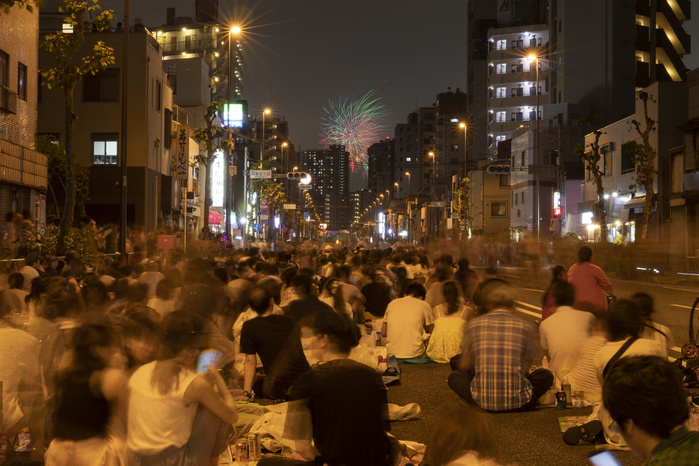 Sumida River Fireworks Festival 2019 July 27, 2019, Tokyo, Japan   People enjoy the fireworks during the annual Sumida River Fireworks Festival. The organizers estimated that about 950 thousand people visited the event.