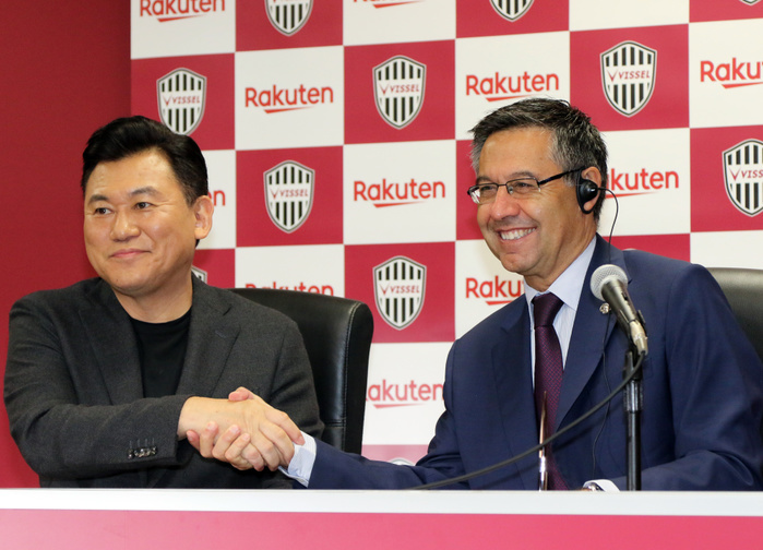 FC Barcelona and Vissel Kobe announced their collaboration deal July 27, 2019, Kobe, Japan   FC Barcelona president Josep Maria Bartomeu  R  shakeds hands with Hiroshi Mikitani  L  Japan s e commerce giant Rakuten president and owner of Vissel Kobe at a press conference in Kobe wrestern Japan on Saturday, July 27, 2019. FC Barcelona and Vissel Kobe announced their agreementd for a collaboration deal of personnel exchange, mutual dispatch of academy players and sharing scouting know how for one year.     Photo by Yoshio Tsunoda AFLO 